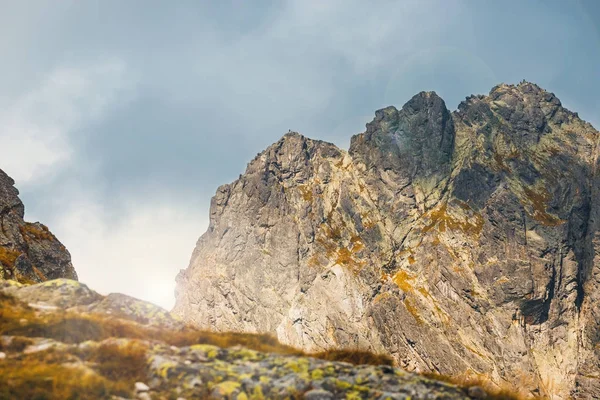 Herfst in vijf meren vallei in de Hoge Tatra bergen, Polen — Stockfoto