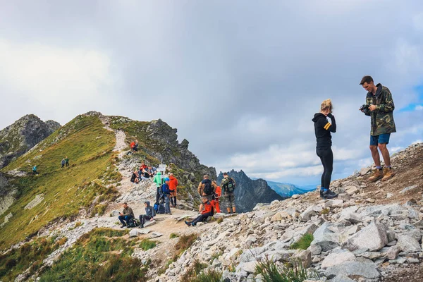 Tatra-Gebirge, Polen, 14. August 2017: Unbekannte Gruppe von Wanderern rastet und erschöpft am Krzyzne-Pass in der Hohen Tatra, Polen — Stockfoto