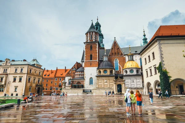 Krakow, Polonya, 31 Temmuz 2016: Katedrali wawel Hill ile arka planda fırtınalı bulutlar
