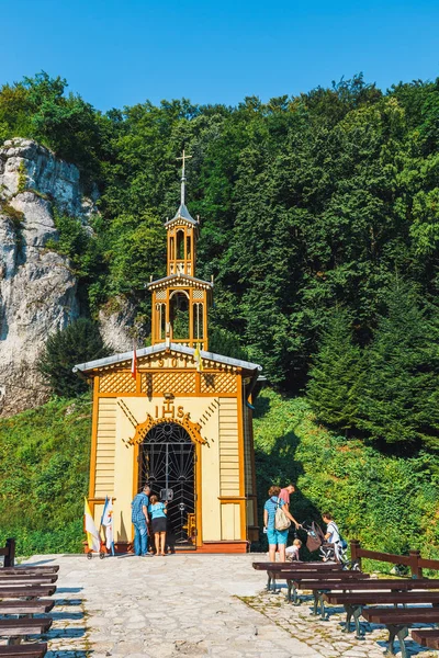 Ojcow, poland, 05. August 2016: Kapelle auf dem Wasser im ojcow Nationalpark bei Krakau. Kapelle wurde 1901 erbaut — Stockfoto