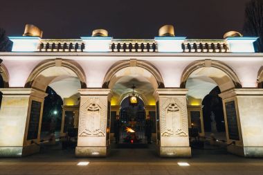 Varşova, Polonya - 12 Mart 2016: Gece görünümü Pilsudski Meydanı Varşova'sonsuz alev ile bilinmeyen askerlerin mezar.