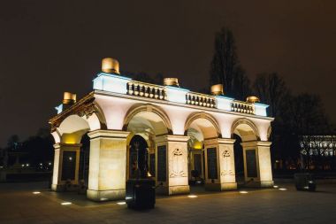 Varşova, Polonya - 12 Mart 2016: Gece görünümü Pilsudski Meydanı Varşova'sonsuz alev ile bilinmeyen askerlerin mezar.