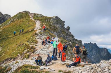 Tatra Dağları, Polonya, 14 Ağustos 2017: Tanımlanamayan grup dinlenme ve Krzyzne Pass içinde yüksek Tatra Dağları, Polonya, bitkin yürüyüşçü