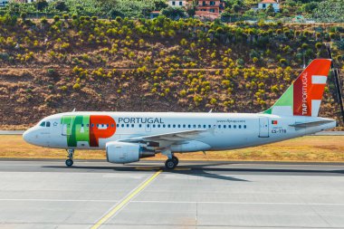Funchal, Madeira - 6 Temmuz 2016: Tap Portekiz Airbus A319-yolcu yatılı 111 Funchal Cristiano Ronaldo havaalanında. Bu Havaalanı Avrupa'nın en tehlikeli Havaalanları biridir