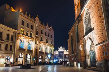 Krakow, Polonya, 15 Aralık 2017: Main Market Square geceleri, Krakow, Polonya