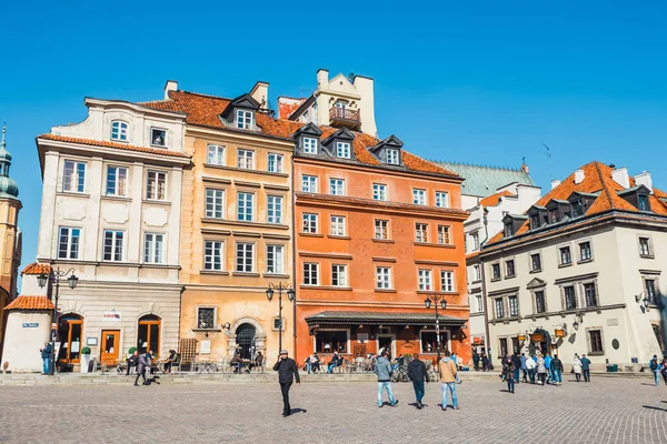 WARSAW, POLAND, 13 march 2016: Old town square in Warsaw in a sunny day. Warsaw is the capital of Poland — Stock Photo, Image