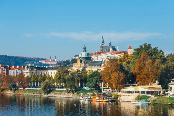 Prag, Tjeckien - 29 September 2017: banvallen av floden Moldau i Prag, huvudstad i Tjeckien — Stockfoto