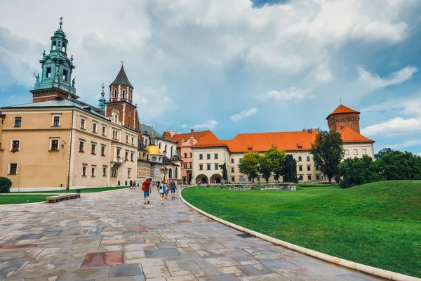 Kraków, Polska, 31 lipca 2016: Katedra na Wawelu z burzliwy chmury w tle — Zdjęcie stockowe