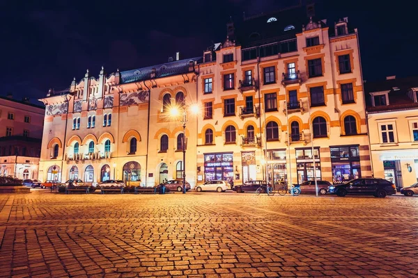 KRAKOW, POLOGNE - 15 décembre 2017 : Place Szczepanski et le Vieux Théâtre dans la nuit à Cracovie, Pologne — Photo