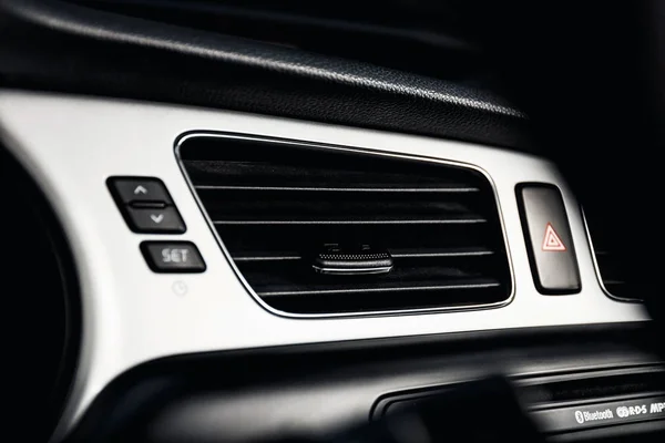 Ar condicionado carro, interior de um novo carro moderno — Fotografia de Stock