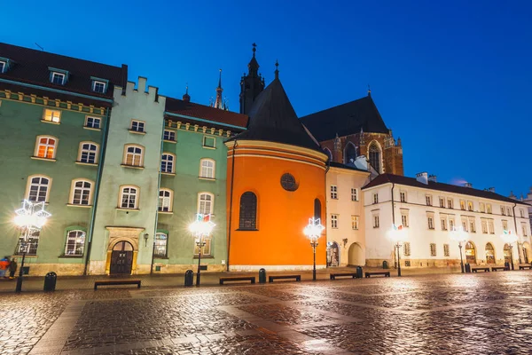 Noční pohled na malý trh v polském Krakově. Staré město v Krakově uveden jako dědictví UNESCO — Stock fotografie