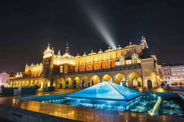 Gebouw van de Lakenhalle en fontein in de nacht op het belangrijkste plein van Krakow Stad, Polen — Stockfoto