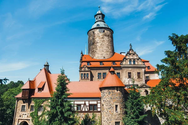 Castello Czocha sul cielo blu sullo sfondo, Polonia — Foto Stock
