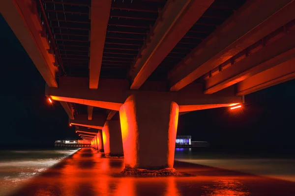 ポーランド、コウォブジェク、赤い色に照らされた桟橋の夜景 — ストック写真