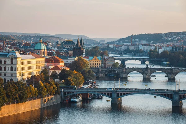 Aterro do rio Vltava em Praga, capital da República Checa — Fotografia de Stock