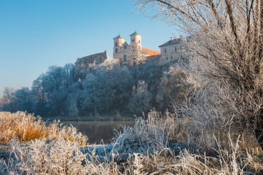 Hoarfrost çim ve Tyniec içinde benedictine abbey arka planda, Krakov, Polonya