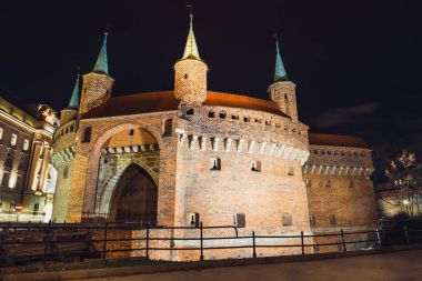 Barbican kale tarihi merkezi Krakow gece, Polonya