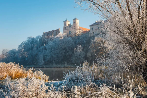 Hoarfrost on the grass and the benedictine abbey in Tyniec in the background, Cracow, Poland — Stock Photo, Image