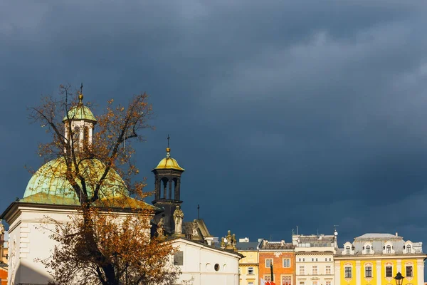 Dia de primavera na praça principal do mercado em frente ao Renascimento Sukiennice também conhecido como The Cloth Hall, Cracóvia — Fotografia de Stock