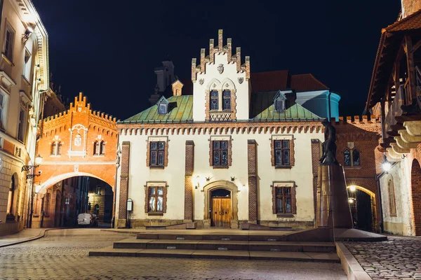 Museo Czartoryski en el casco antiguo de Cracovia por la noche, Polonia — Foto de Stock