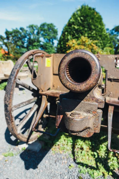 Um canhão antigo no parque do castelo — Fotografia de Stock