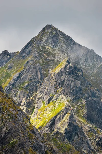 Caminhantes na trilha de montanha em High Tatra Mountains, Polônia — Fotografia de Stock