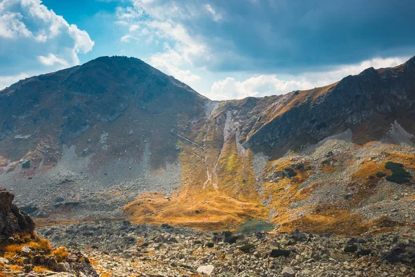 Autunno in cinque laghi valle in Alti Monti Tatra, Polonia — Foto Stock