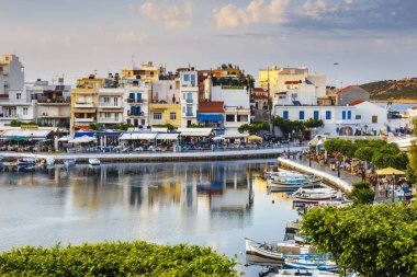 Agios Nikolaos, Girit, Yunanistan - 08 Haziran 2017: Agios Nikolaos town adlı yaz öğleden sonra. Agios Nikolaos adada Crete, Yunanistan en turistik kentlerinden biridir