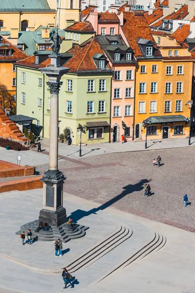 WARSAW, POLAND, 13 march 2016: Old town square in Warsaw in a sunny day. Warsaw is the capital of Poland — Stock Photo, Image