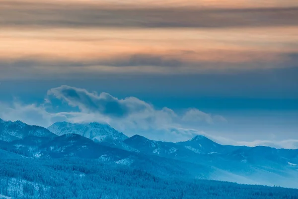 Panorama des Hautes Tatras dans la soirée, Pologne — Photo