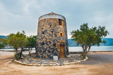 Kalydon Yarımadası Agios Nikolaos, Girit, Yunanistan yakınındaki antik yel değirmeni
