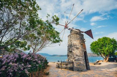 Lassithi Plato üzerinde eski stil yel değirmenleri. Crete, Yunanistan