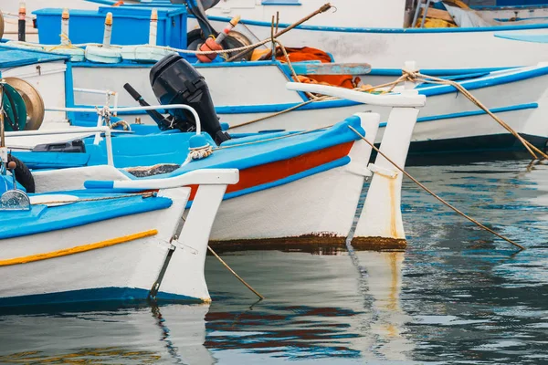 Rybářské lodě v přístavu, zblízka — Stock fotografie