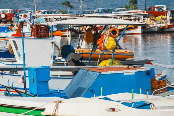 Barcos de pesca en el puerto deportivo, de cerca —  Fotos de Stock