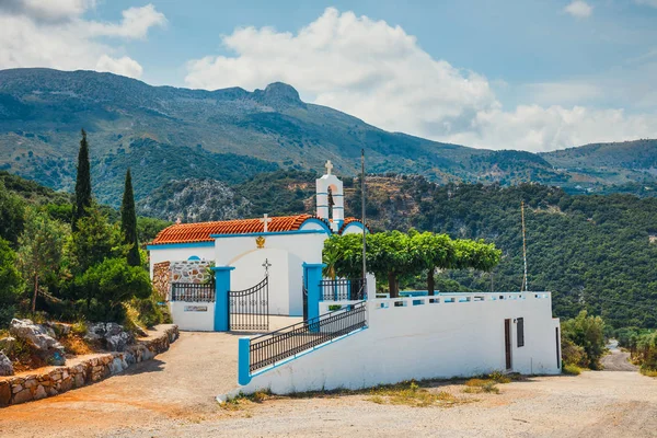Kaplica białego i góry w backgroud, Wyspa Kreta, Grecja — Zdjęcie stockowe