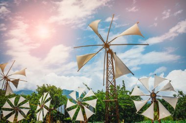 Lassithi Plato üzerinde eski stil yel değirmenleri. Crete, Yunanistan