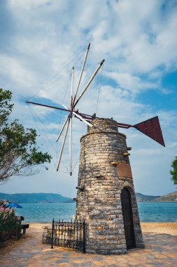 Lassithi Plato üzerinde eski stil yel değirmenleri. Crete, Yunanistan