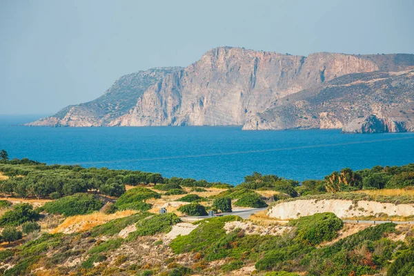 クレタ島、ギリシャのアイオス ・ ニコラオス近くの岩の海岸 — ストック写真