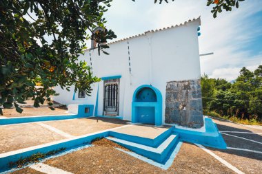 Beyaz Şapel ve dağlarda backgroud, Girit Adası, Yunanistan