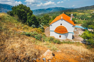 Beyaz Şapel ve dağlarda backgroud, Girit Adası, Yunanistan