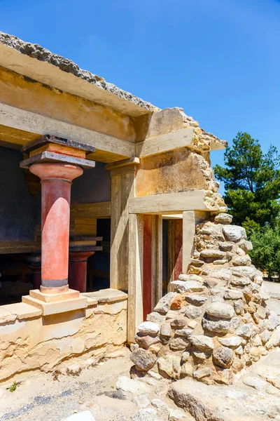 ซากปรักหักพังที่สวยงามของพระราชวังมิโนอันของ Knossos บนเกาะครีต ประเทศกรีซ — ภาพถ่ายสต็อก