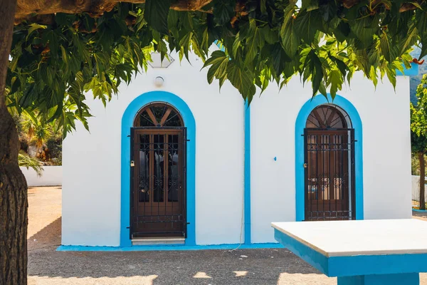 Capilla blanca en las montañas, Isla de Creta, Grecia — Foto de Stock