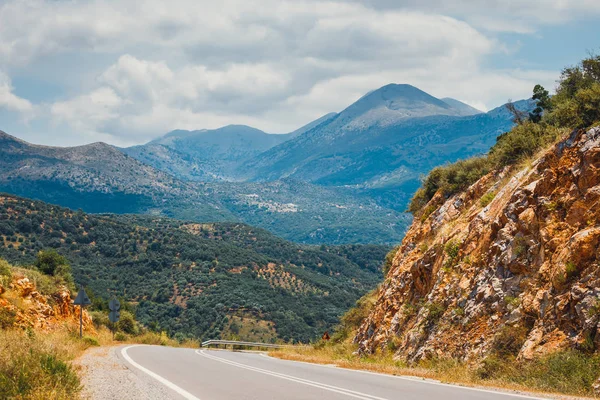 Paysage de montagne avec route près d'Héraklion, Crète, Grèce — Photo