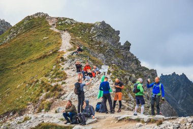 Tatra Dağları, Polonya, 14 Ağustos 2017: Tanımlanamayan grup dinlenme ve Krzyzne Pass içinde yüksek Tatra Dağları, Polonya, bitkin yürüyüşçü