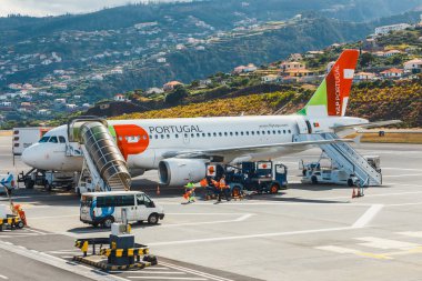 Funchal, Madeira - 6 Temmuz 2016: Tap Portekiz Airbus A319-yolcu yatılı 111 Funchal Cristiano Ronaldo havaalanında. Bu Havaalanı Avrupa'nın en tehlikeli Havaalanları biridir