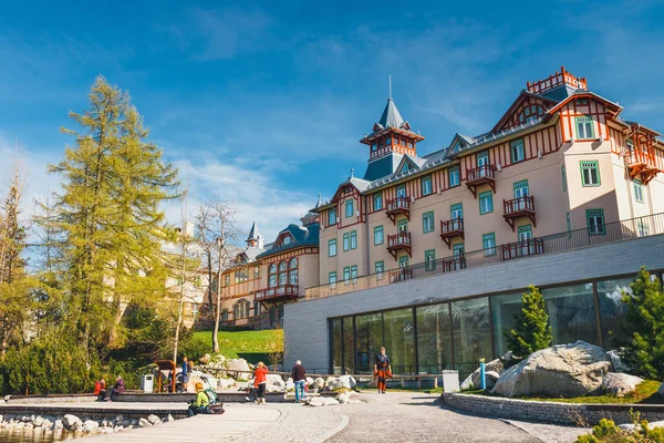 Strbske Pleso, Slovakia, May 16, 2015: Luxury Hotel at Strbske Pleso Lake in Tatra Mountains, Slovakia — Stock Photo, Image