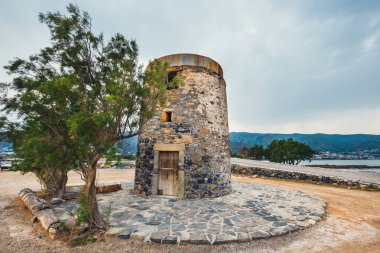 Kalydon Yarımadası Agios Nikolaos, Girit, Yunanistan yakınındaki antik yel değirmeni