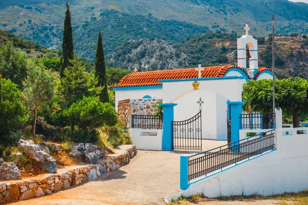白いチャペルが姿とその背景、クレタ島、ギリシャの山 — ストック写真