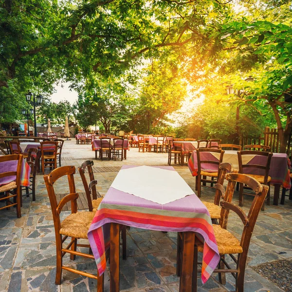 Tawern grec vide dans le jardin, île de Crète, Grèce — Photo
