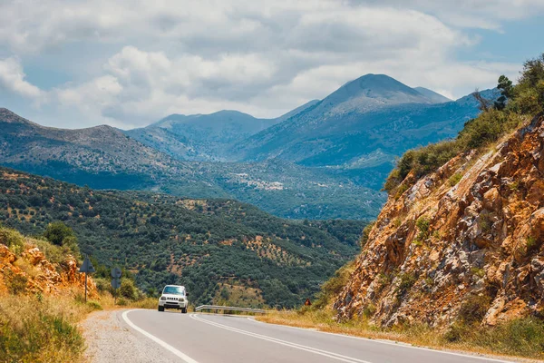 Paysage de montagne avec route près d'Héraklion, Crète, Grèce — Photo